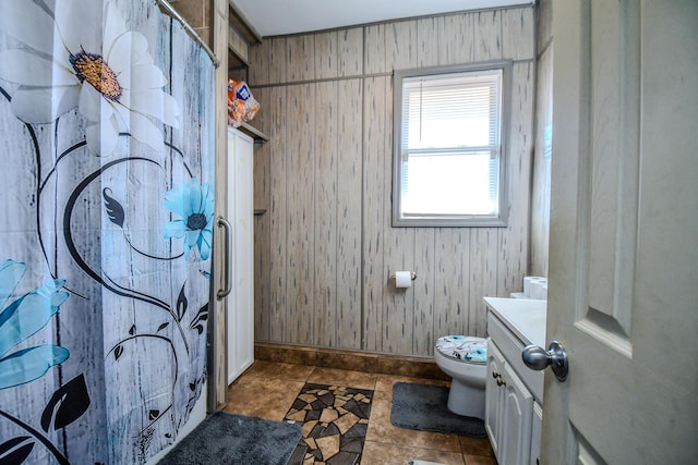 bathroom featuring toilet, baseboards, and vanity