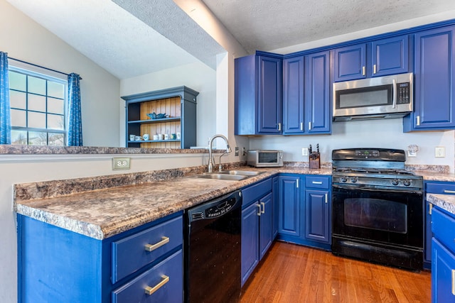 kitchen with dark wood-style floors, black appliances, a sink, and blue cabinets