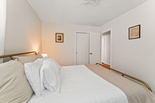 542 Lohnes Dr, Fairborn, OH 45324 - bedroom with a closet and a textured ceiling