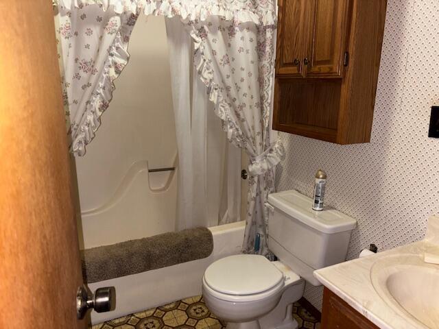 9050 N State Route 49, Greenville, OH 45331 - full bathroom with vanity and shower / bath combo with shower curtain
