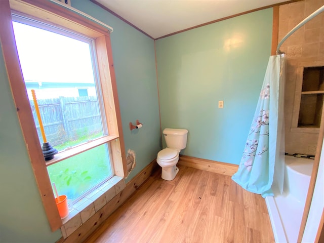 116 N Mill St, De Graff, OH 43318 - full bathroom featuring toilet, wood finished floors, a shower with curtain, baseboards, and ornamental molding