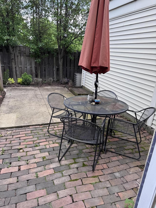 1008 Manor Ln Unit C, Columbus, OH 43221 - view of patio with outdoor dining space and fence