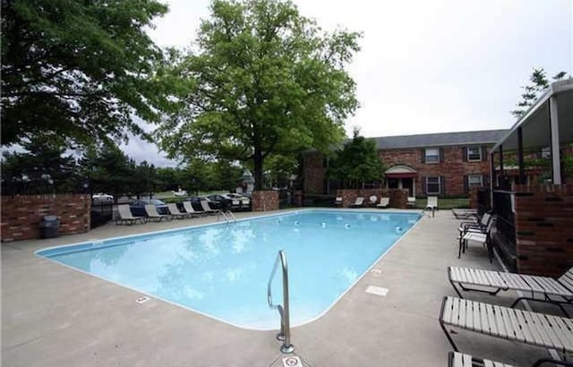 1008 Manor Ln Unit C, Columbus, OH 43221 - community pool with a patio area