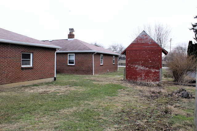 view of yard featuring an outdoor structure