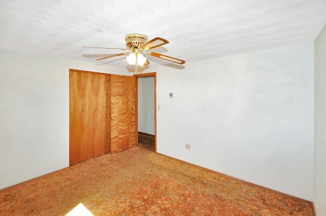 unfurnished bedroom featuring a ceiling fan and a closet