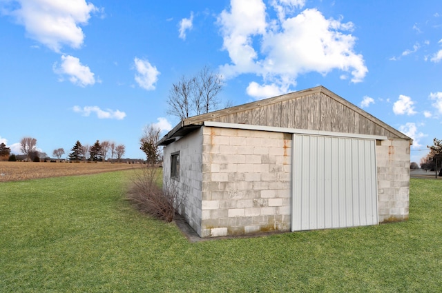 view of outdoor structure featuring an outbuilding and driveway