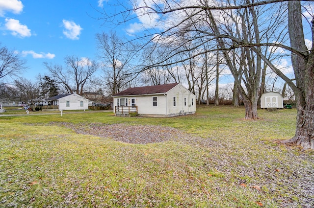 view of yard featuring a storage shed