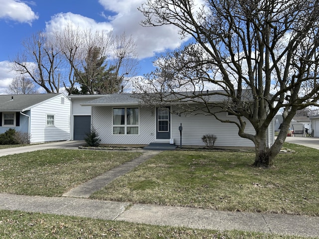 view of front of home featuring driveway, an attached garage, and a front lawn