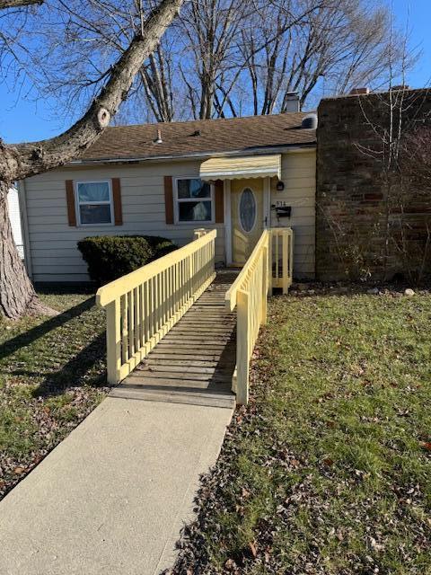 single story home with a front lawn