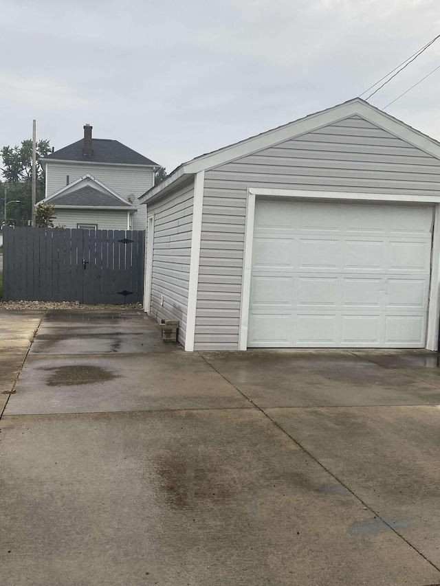 465 Miami St, Piqua, OH 45356 - detached garage featuring concrete driveway