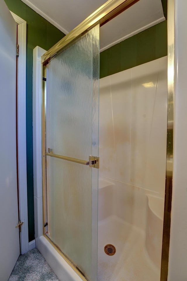 full bathroom featuring a stall shower