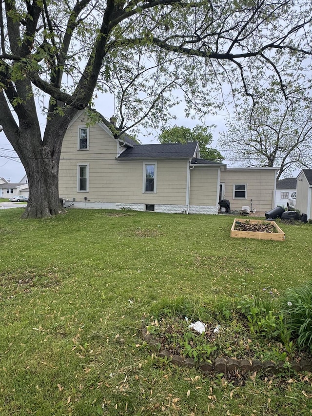 411 Middle St, Wapakoneta, OH 45895 - rear view of property with a yard