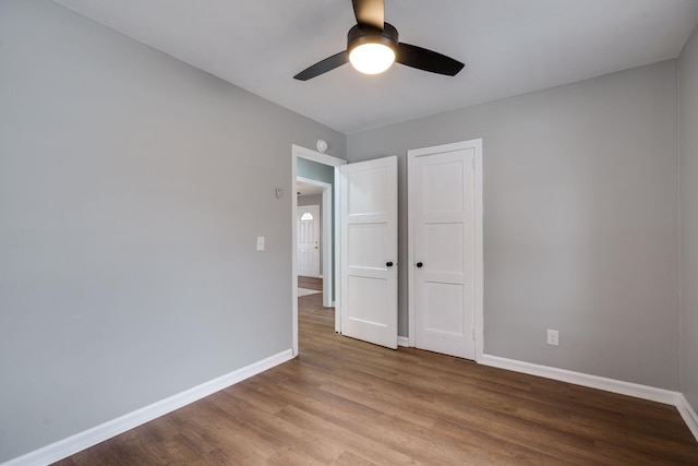 unfurnished bedroom featuring light wood-style floors, a closet, ceiling fan, and baseboards