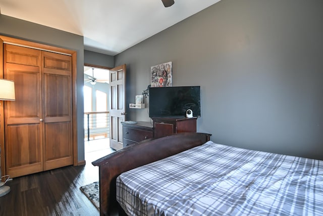 bedroom with dark wood-style floors and ceiling fan