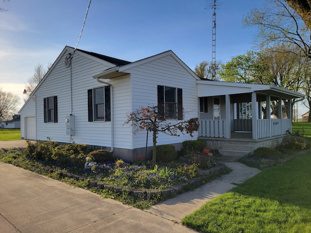 view of front facade with a porch and driveway