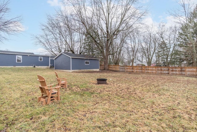 view of yard featuring an outbuilding