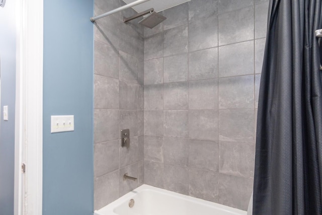 bathroom featuring shower / bath combo