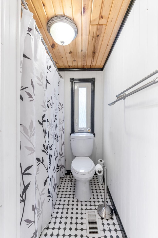 full bath featuring visible vents, wood ceiling, toilet, and a shower with curtain