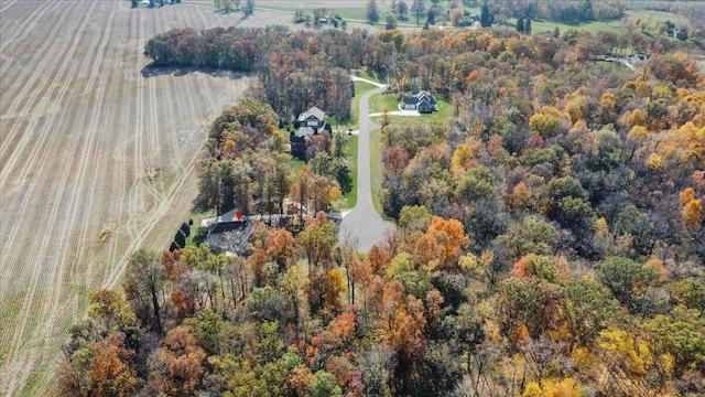 birds eye view of property featuring a forest view