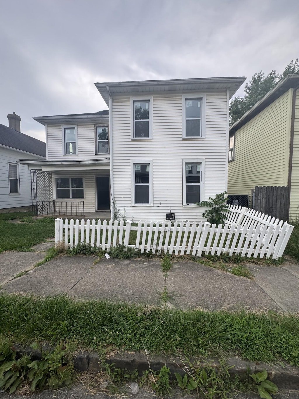 1782 Edwards Ave, Springfield, OH 45503 - view of front of house featuring a fenced front yard