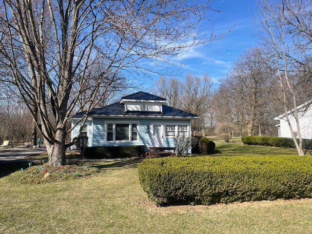 view of front of house with a front yard