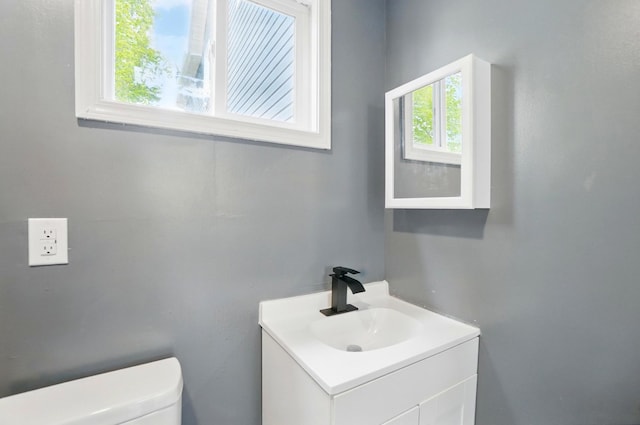 925 E St, Springfield, OH 45505 - half bath featuring vanity and toilet