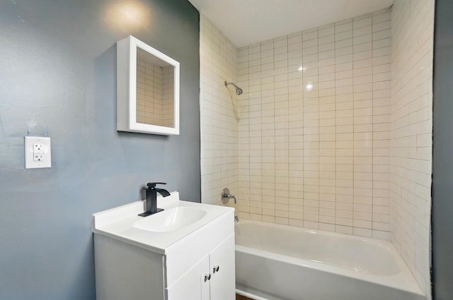 925 E St, Springfield, OH 45505 - bathroom with vanity and tub / shower combination