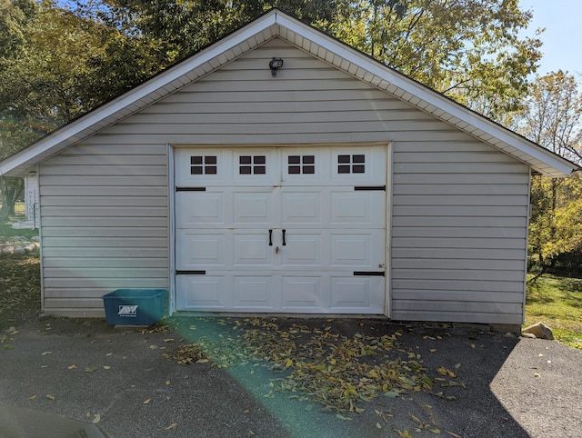 view of detached garage