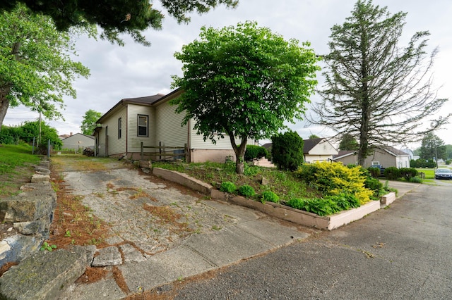 317 S Miami Ave, Xenia, OH 45385 - view of home's exterior featuring driveway