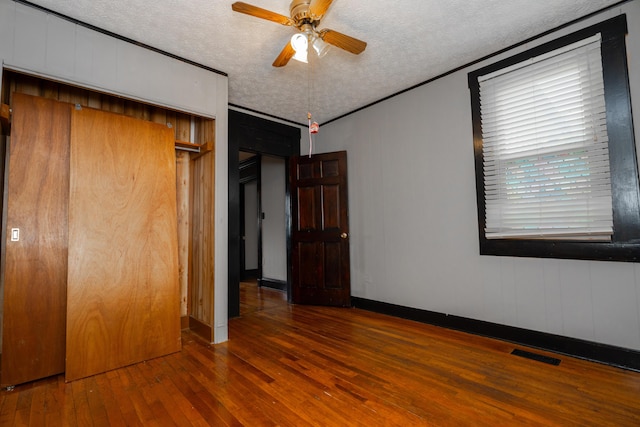 317 S Miami Ave, Xenia, OH 45385 - unfurnished bedroom featuring hardwood / wood-style floors, a textured ceiling, a closet, baseboards, and ceiling fan