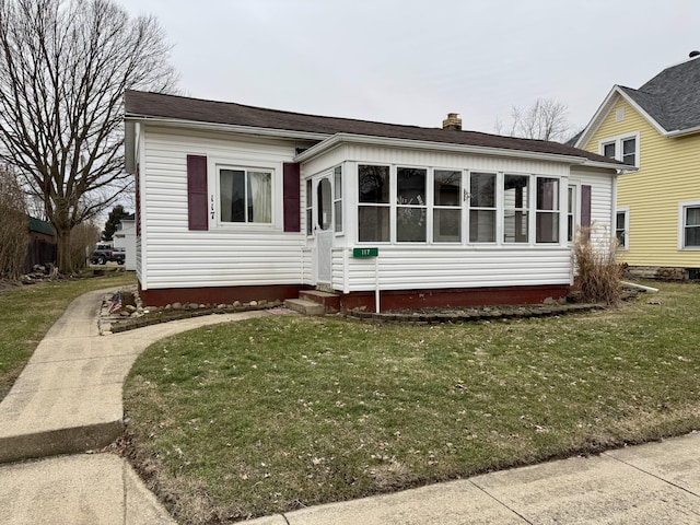 view of front of property featuring a front lawn