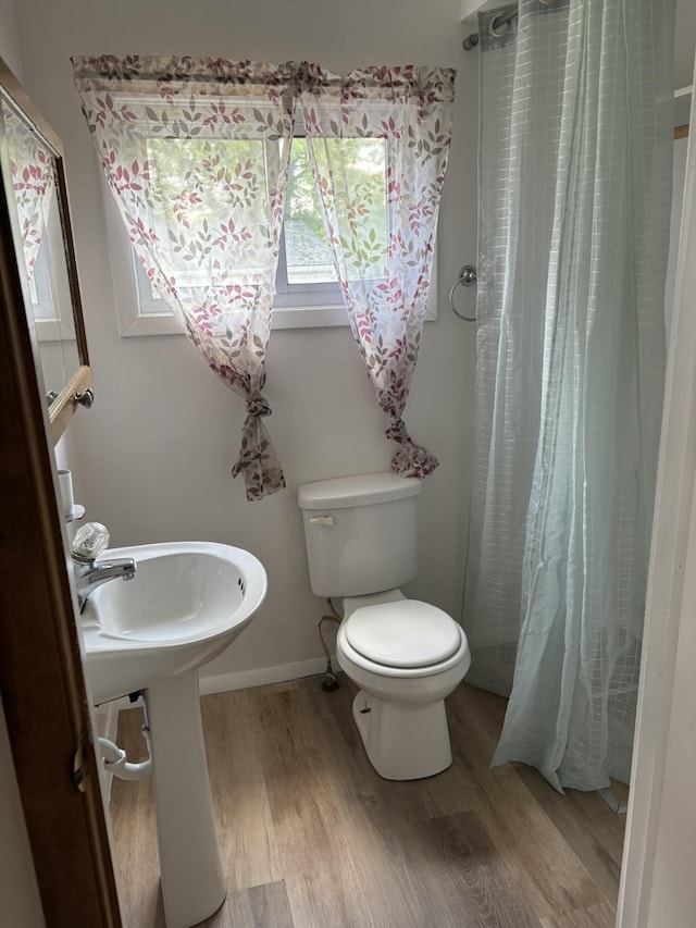 320 N Clairmont Ave, Springfield, OH 45503 - full bathroom featuring wood finished floors and curtained shower
