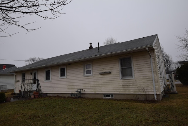 back of house featuring a lawn