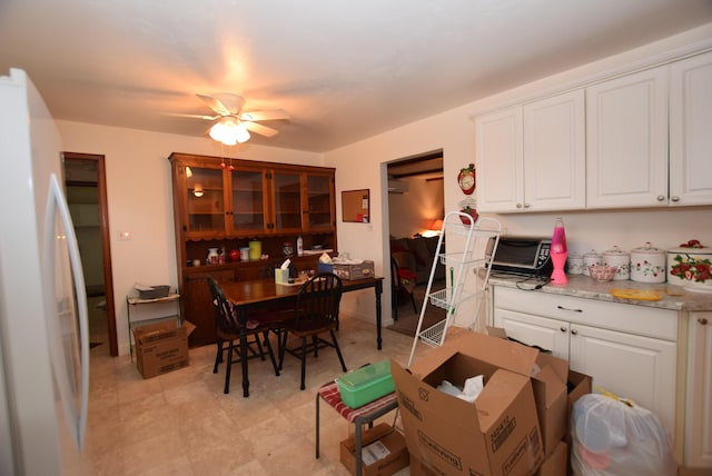 dining room with ceiling fan