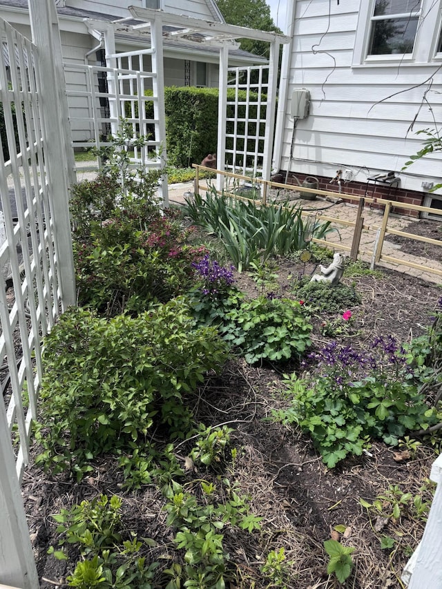 607 W S St, Saint Marys, OH 45885 - view of yard with fence