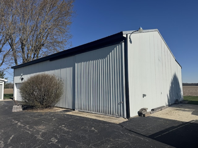 view of outdoor structure with an outdoor structure