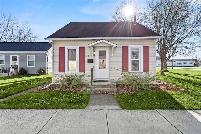 view of front of home featuring a front lawn