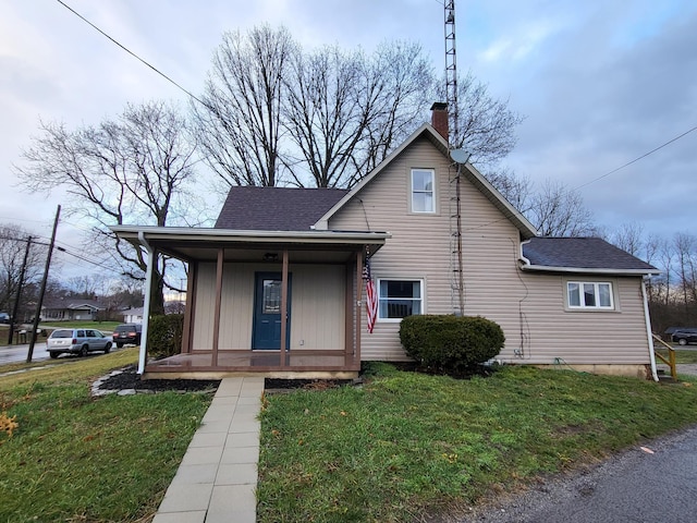 view of front facade featuring a front yard and covered porch