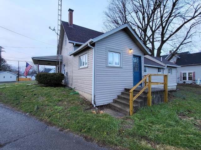 view of front of home with a front lawn