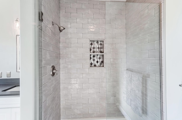 bathroom featuring tiled shower