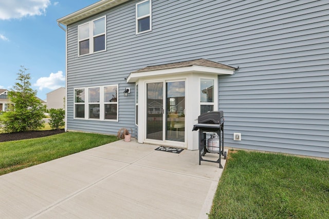 8202 Cherry Birch Dr, Tipp City, OH 45371 - rear view of property featuring a yard and a patio area