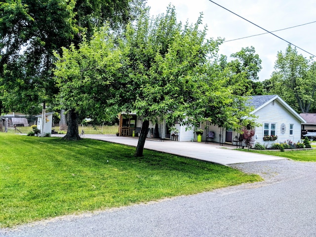 view of front of house with driveway and a front lawn