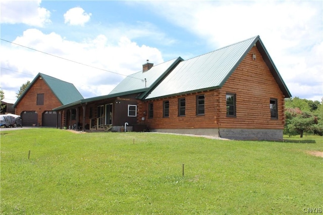 back of house featuring a lawn