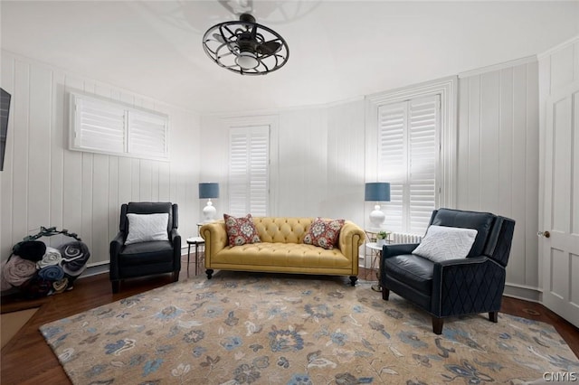 living room with dark wood-type flooring and ceiling fan