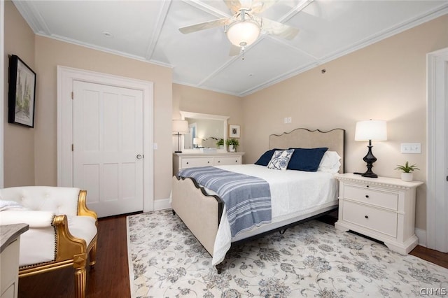 bedroom featuring light hardwood / wood-style flooring, ceiling fan, and crown molding