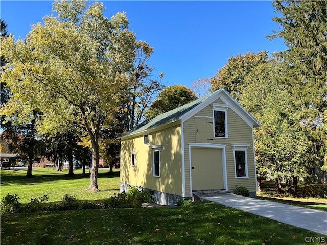 view of front of property featuring a front lawn and an outdoor structure