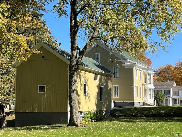 exterior space featuring a lawn