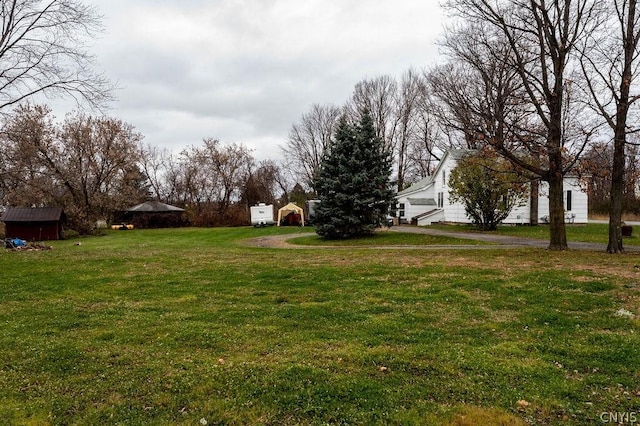 view of yard featuring an outdoor structure