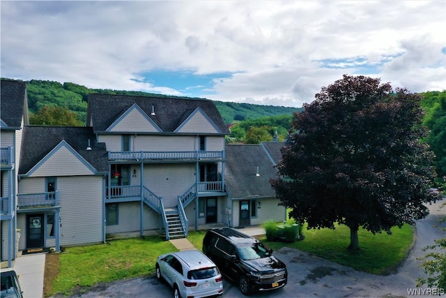 view of front of property featuring a front yard