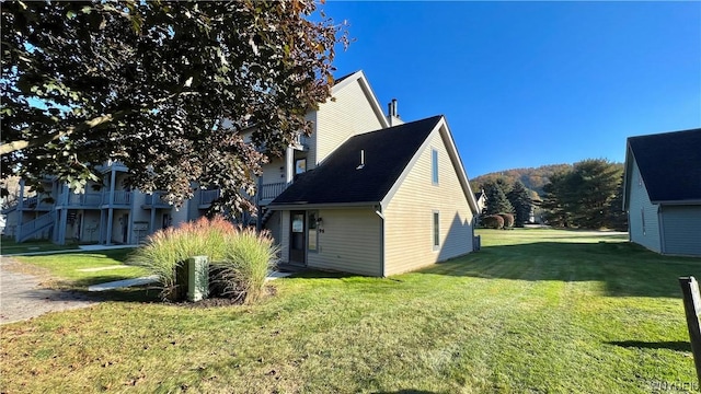 view of side of property featuring a lawn